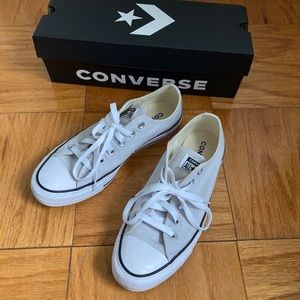 EUC Converse Women’s size 8 light gray color mouse